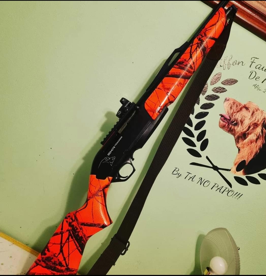 Escopeta personalizada de un color naranja